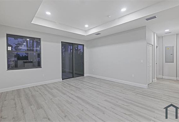 5th image of 952 Alcalde St E #1