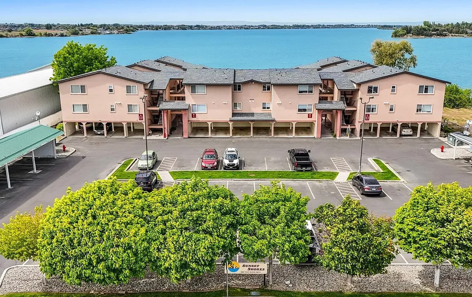Lake Front Condo! Available NOW! — Photo 2