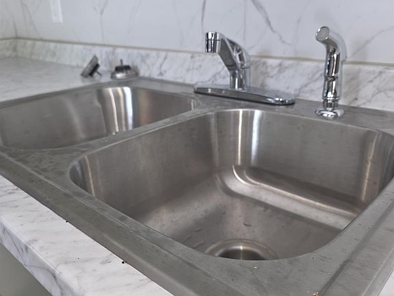 5th image of 2718 Kenwood Rd #28