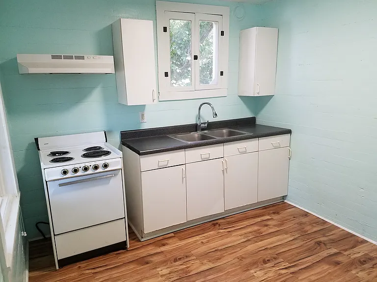 104 N Olive St — Photo 3