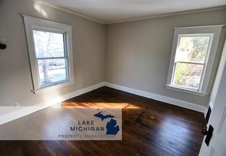 848 Kalamazoo Ave SE — Photo 5