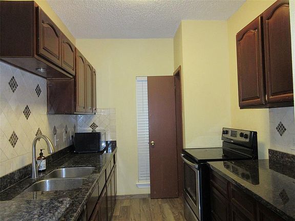 3rd image of 2300 Augusta Dr APT 17