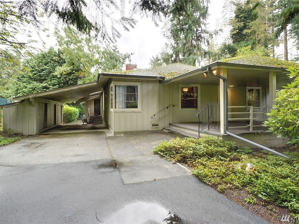 Welcome to this sprawling rambler with 4 bedrooms, 1.75 baths, sitting on almost 1.5 acres of beautiful nature,  including a creek running through the property in Lake Stickney. 