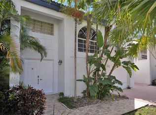 360 NE 212th St, Miami, FL 33179