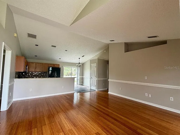 881 Hanford Dr — Photo 5