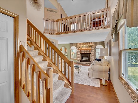 3rd image of 31 Hillcrest Hts