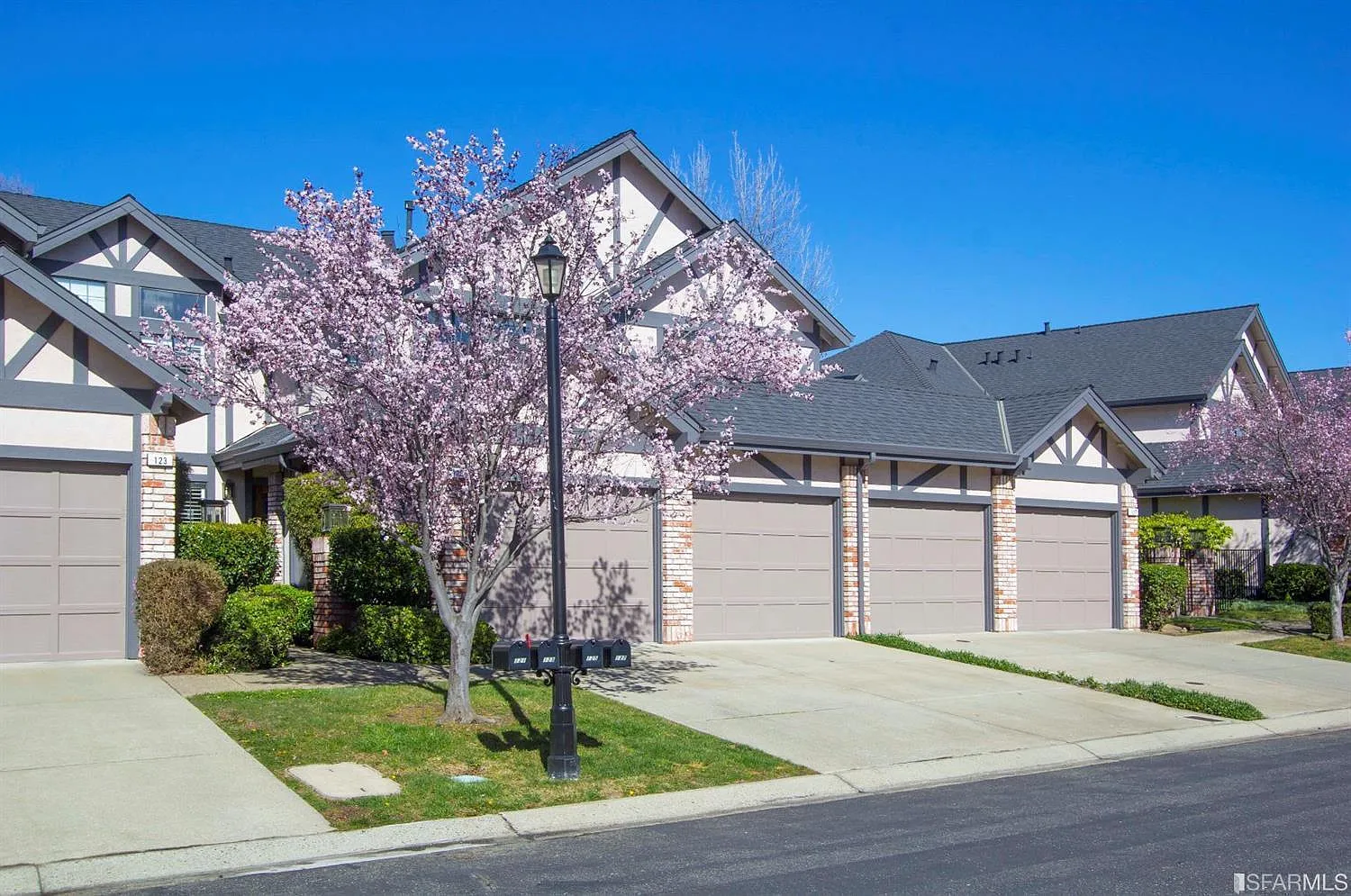 125 Haslemere Ct photo 1