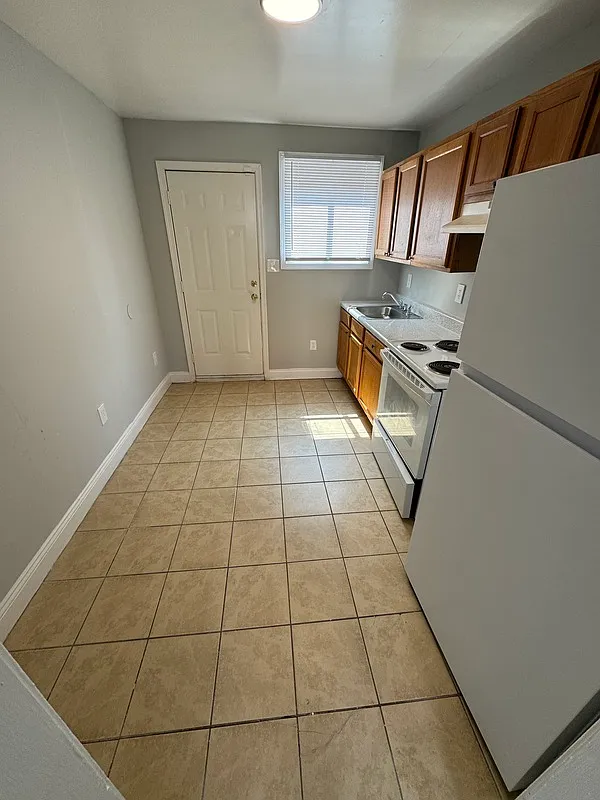 2 bed, 1.0 bath, 800 sqft, $995 — Photo 2