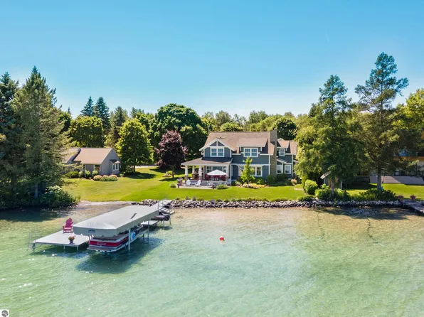 301 Green Acres Ln, Elk Rapids, MI 49629