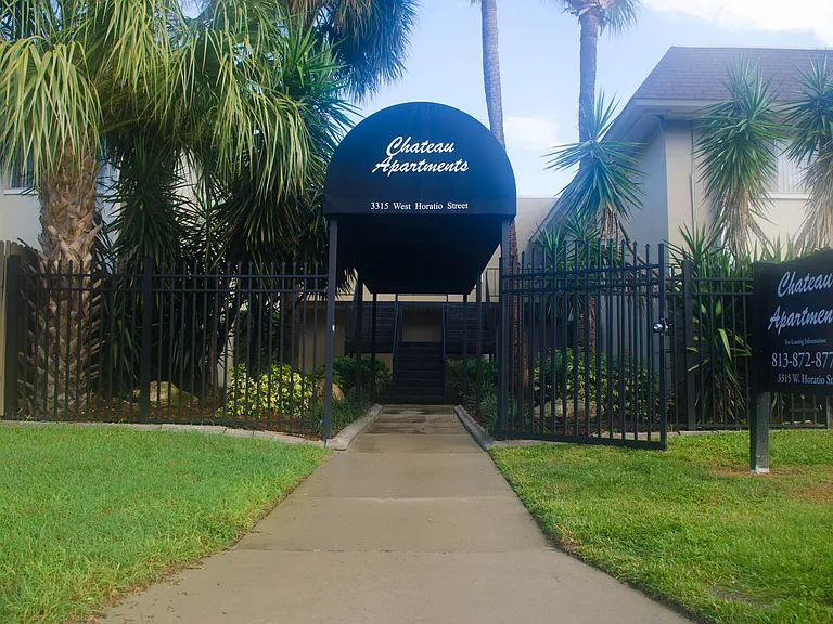 Chateau Apartments — Photo 24