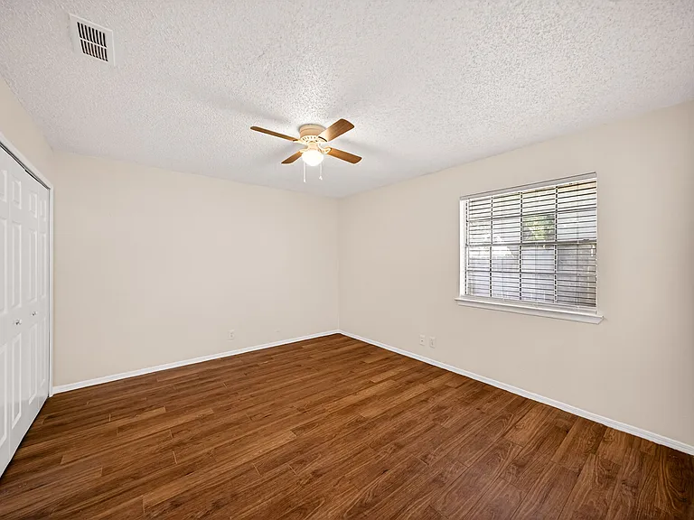 208 Bexar Dr — Photo 24