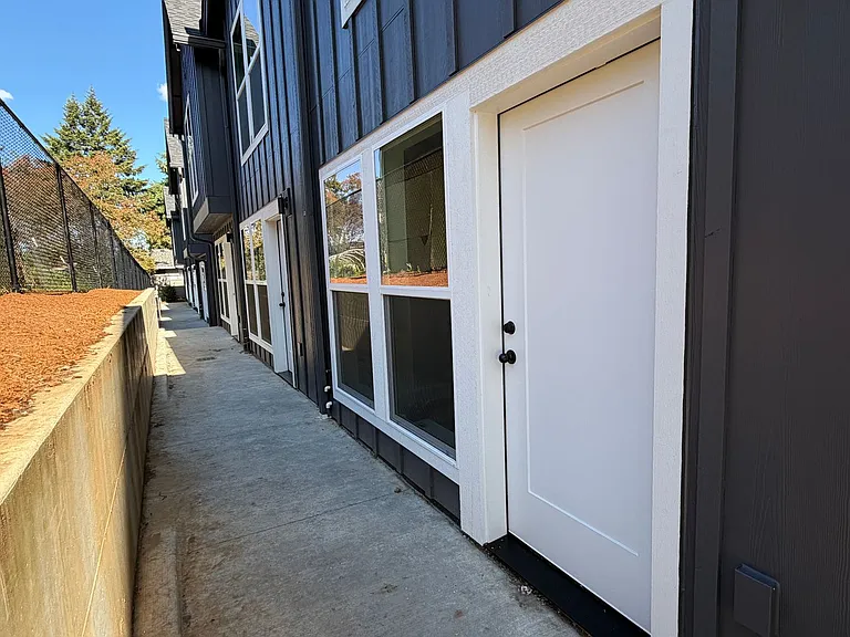 Brand New, Beautiful Townhomes! 2 & 3 Bedrm Units Available — Photo 24