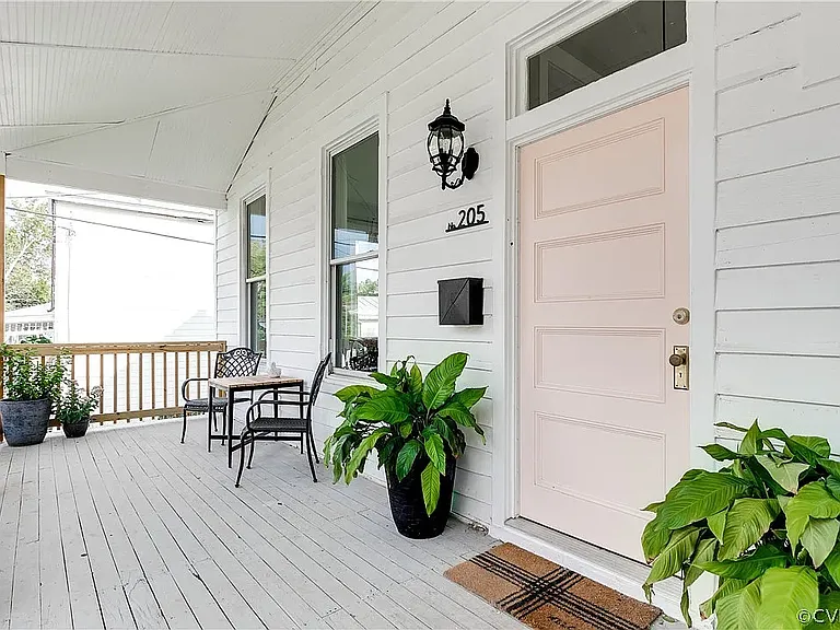 205 Poe St — Photo 6
