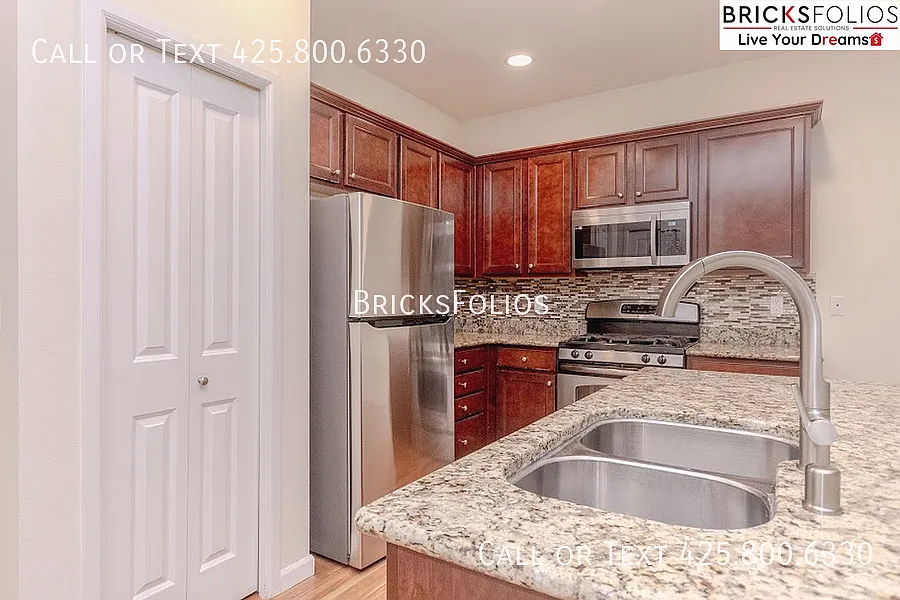 Bright home in Bothell's Northshore District — Photo 2