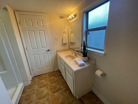 4th image of 3710 Sherwood Ln #104