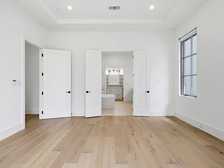 9855 Kingsway Ave — Photo 21