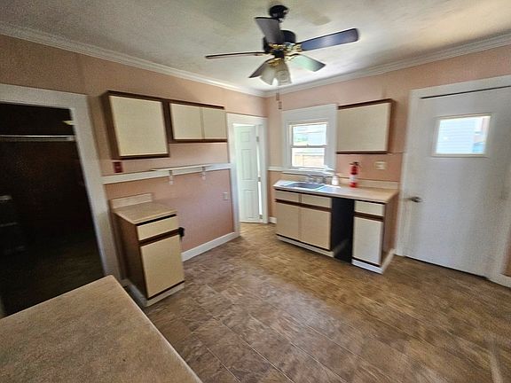 3rd image of 186 Burbank St