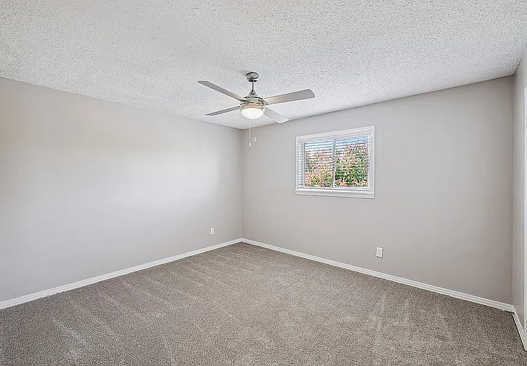 Mirabeau Apartments — Photo 9