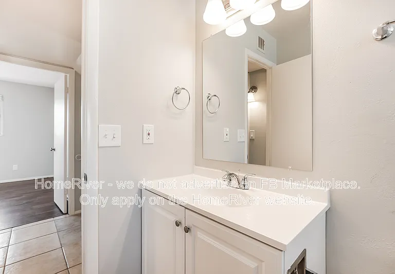 5758 N 42nd Ave — Photo 2