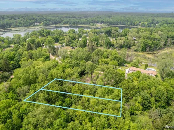 Birchwood Dr, Holly, MI 48442