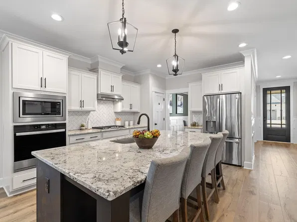 105 Hampshire Ct, Four Oaks, NC 27524
