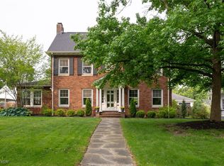 2870 Woodbury Rd, Shaker Heights, OH 44120