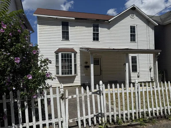 1073 Berg St, Johnstown, PA 15902