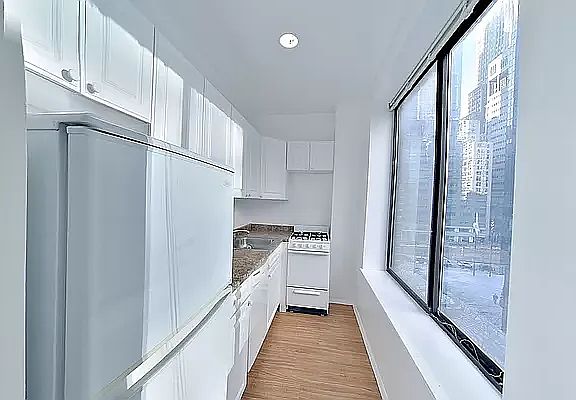 2nd image of 114 E 40th St APT 2A