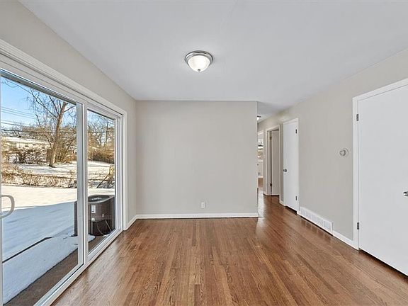5th image of 309 Belmont St