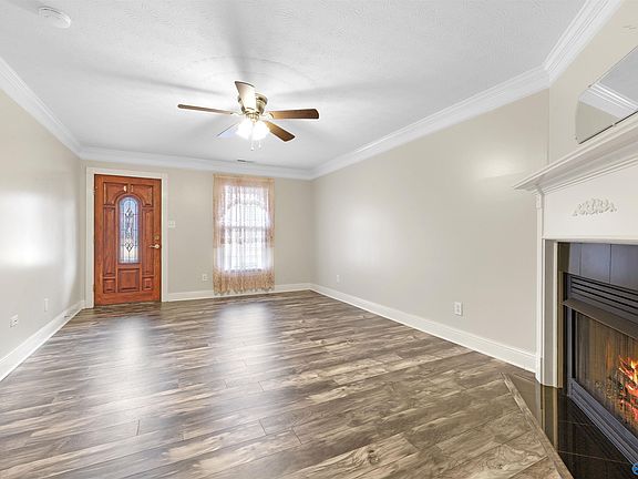 3rd image of 734 Martin St SW