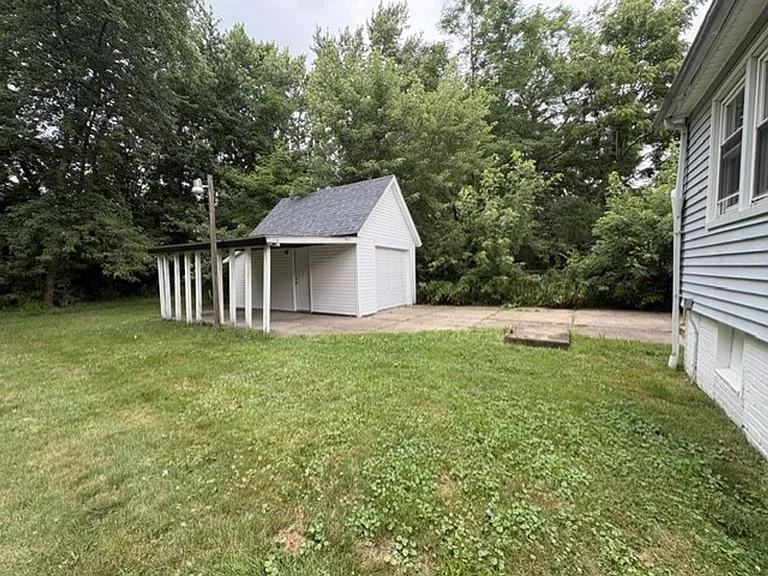 586 Madison Ave — Photo 15