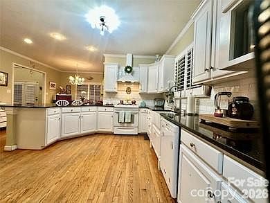 5th image of 1093 Fairfield Dr