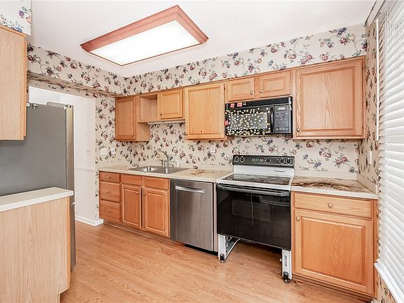 4th image of 224 Georgetowne Vlg