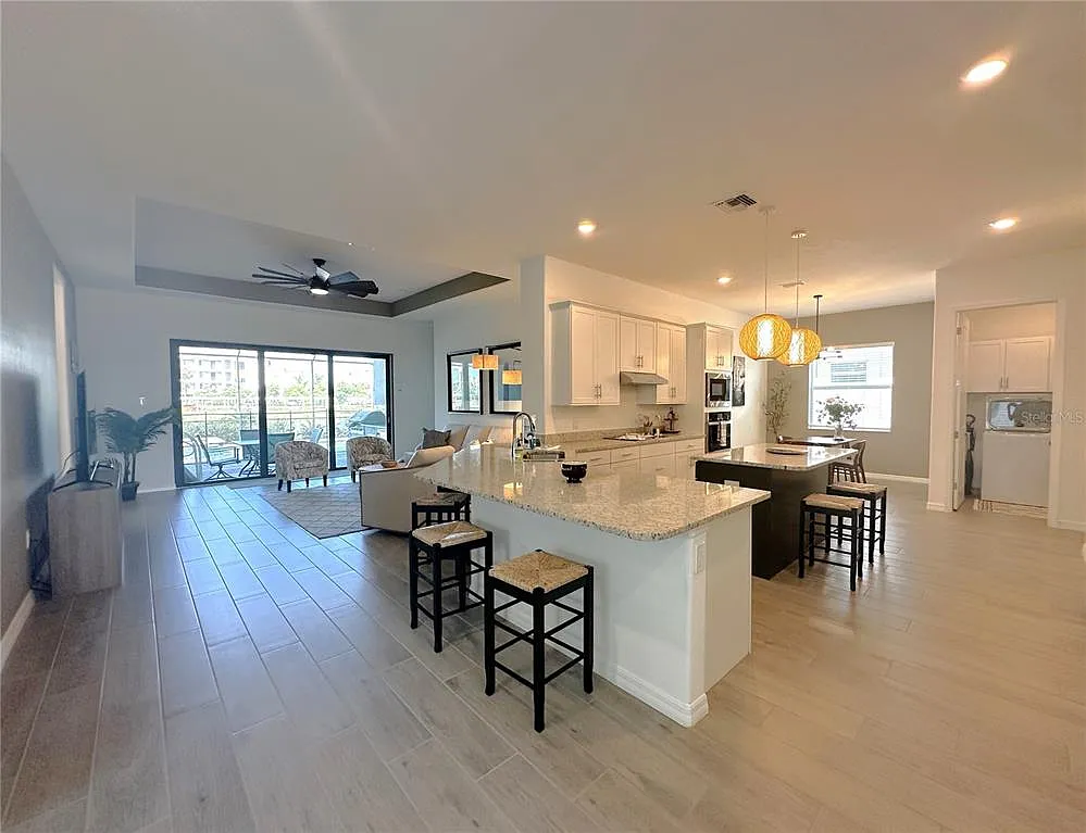 4 bed, 3.0 bath, 2251 sqft, $9,500 — Photo 3