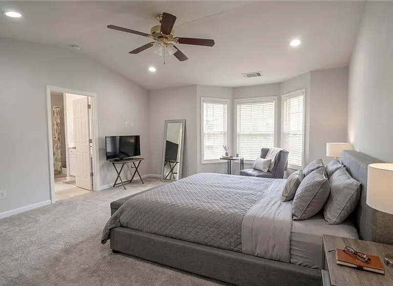 Thorncrest Dr — Photo 1