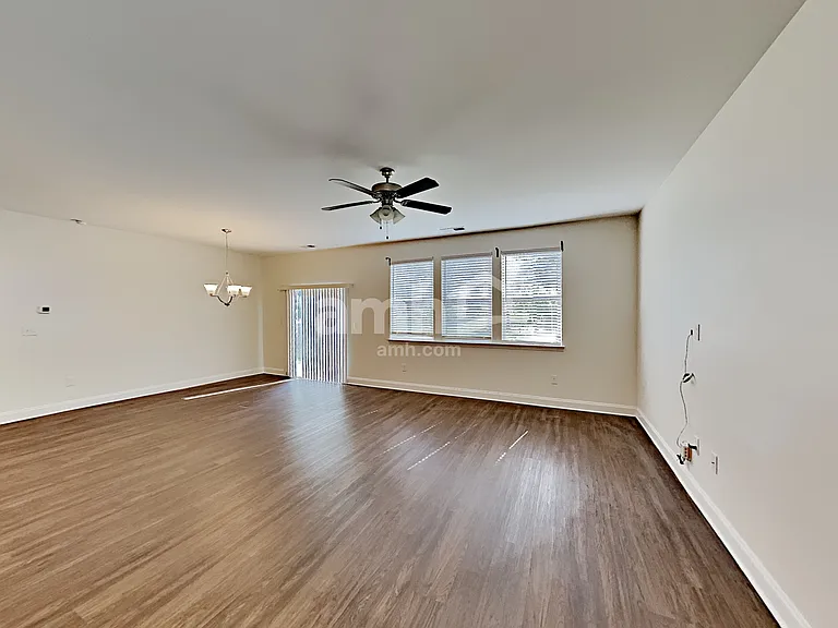 114 Lindridge Dr — Photo 8