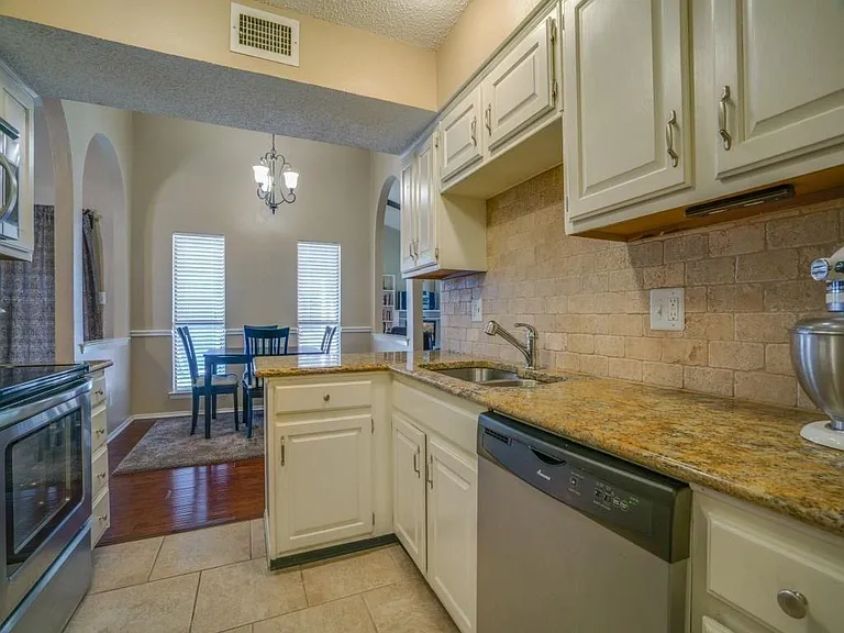 3228 Delaford Dr — Photo 6