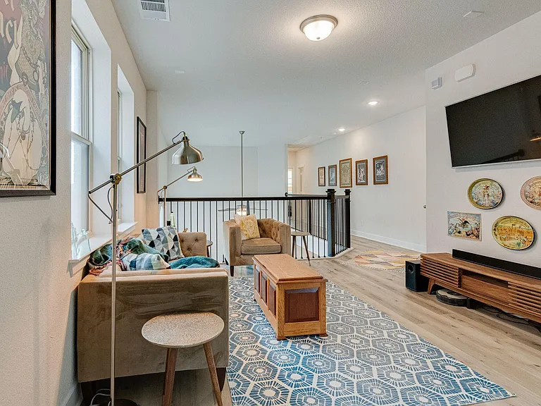 576 Courtyard Ln — Photo 16