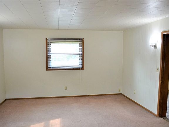 5th image of 425 Elm St