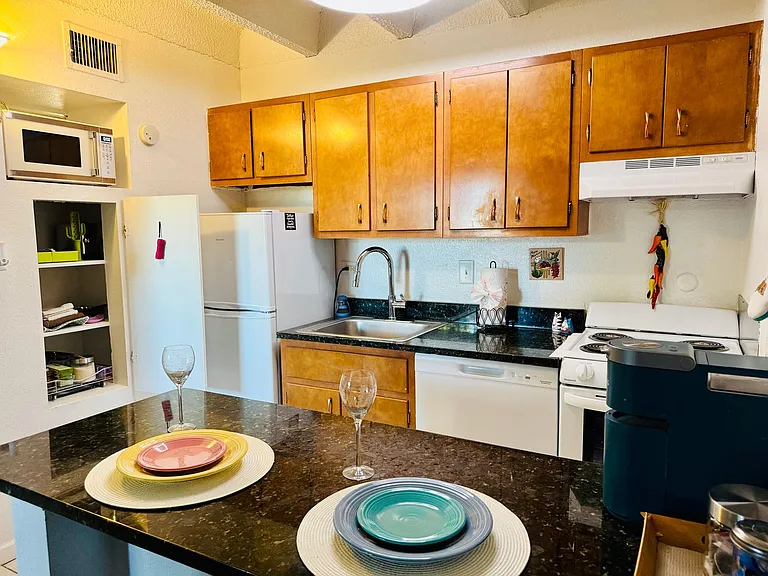 1100 Alvarado Dr SE #306 — Photo 6