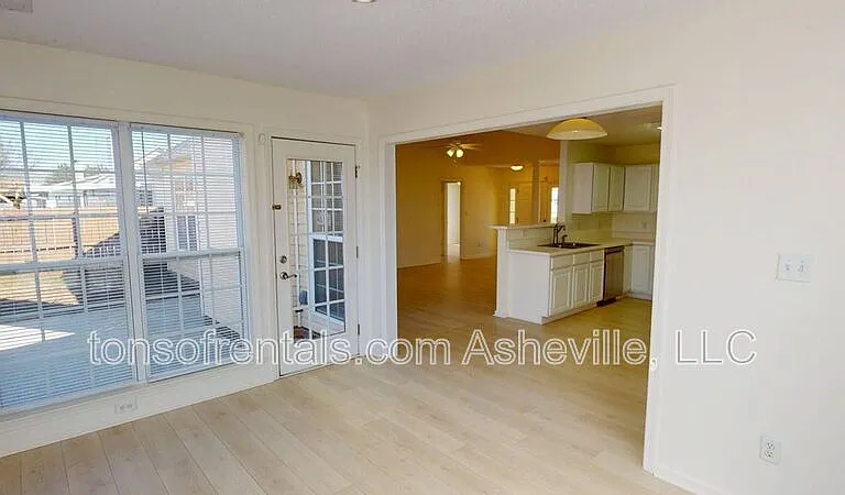 342 Meadow Pathway Dr — Photo 9