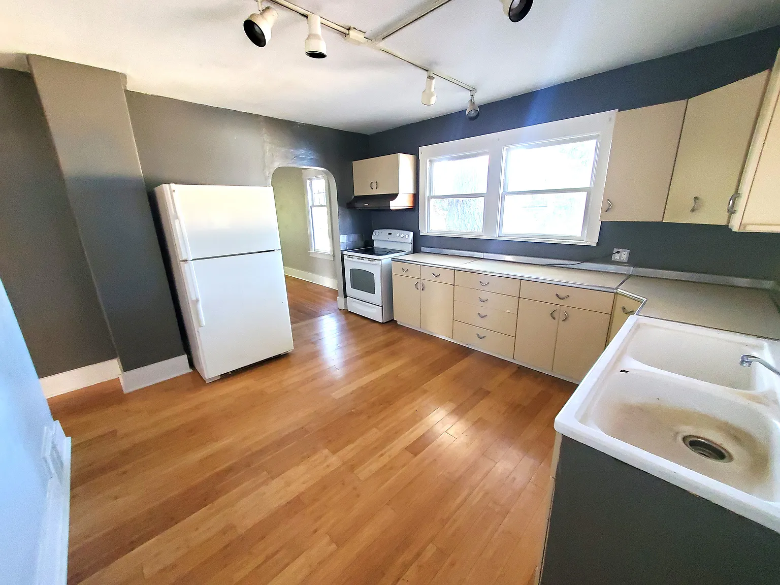 2 bed, 900 sqft, $1,895 — Photo 2