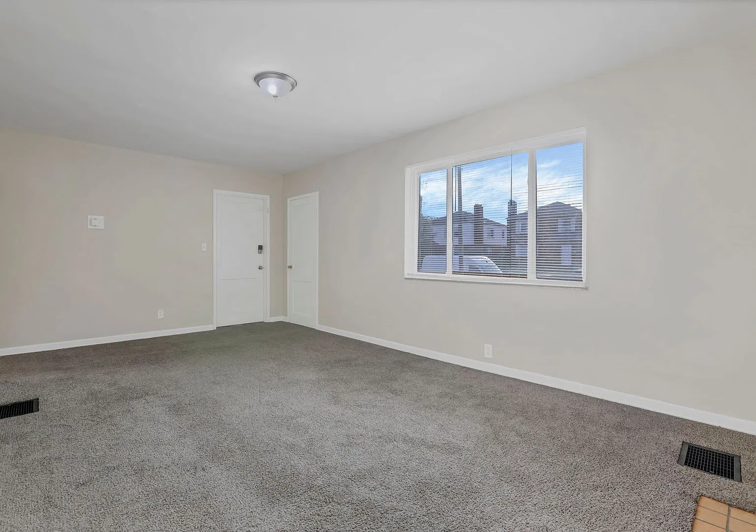 370 S Chase Ave — Photo 4