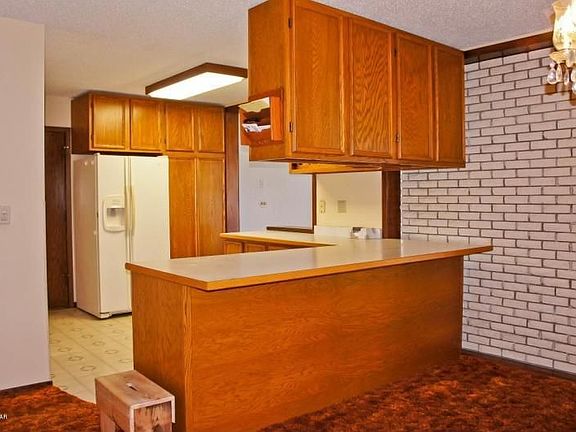 5th image of 832 8th Ave E