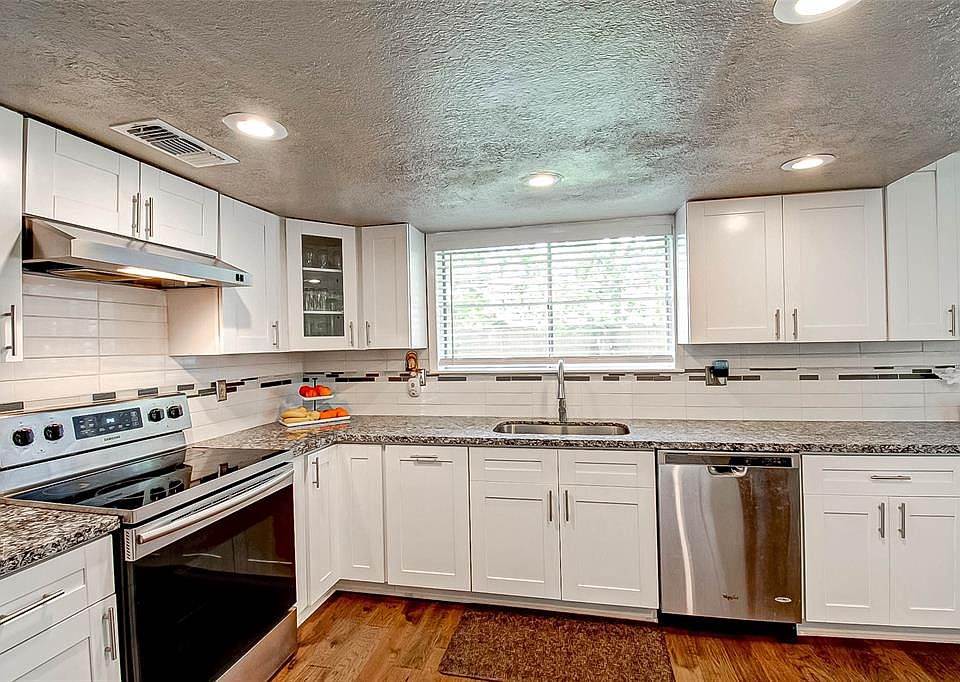 1st image of 821 Lakeview Dr