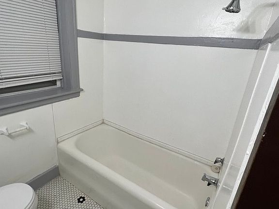 3rd image of 5011-15 W Quincy St