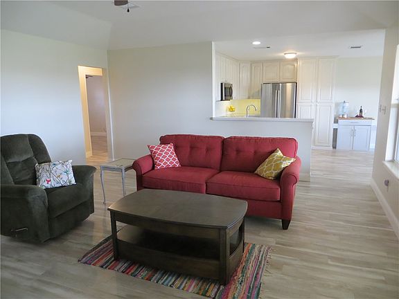 4th image of 802 Skyline Dr