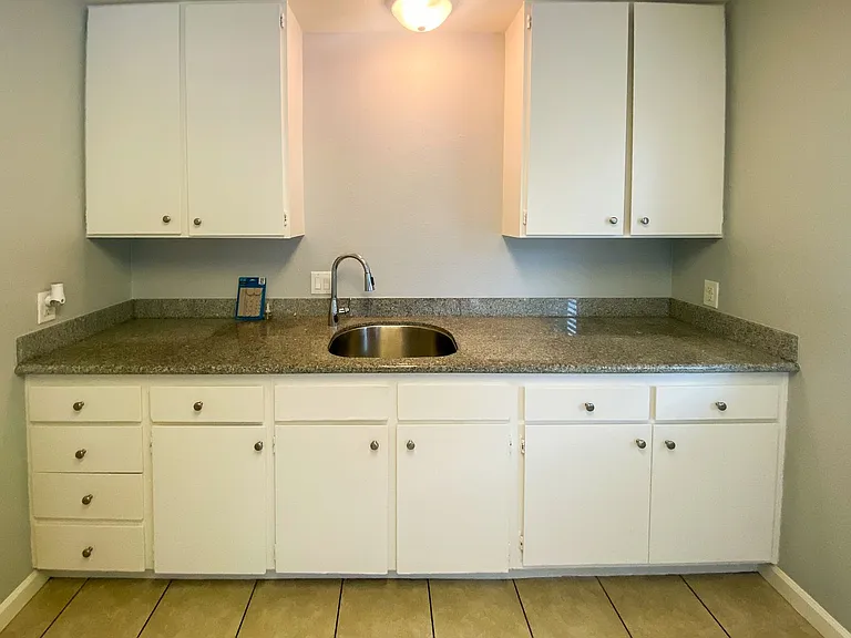 906 Dainty Avenue — Photo 14