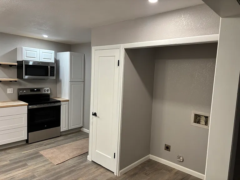 2433 Clayton Dr — Photo 5