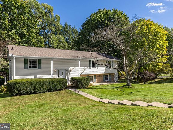 3rd image of 1023 Saxton Dr